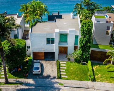 Spectacular Beachfront Villa in Riomar - image 5