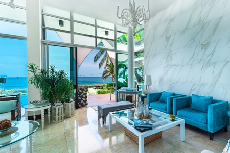 Spectacular Beachfront Villa in Riomar - image 22