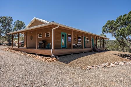 Stunning Off-Grid Remote Mountain Home - image 6