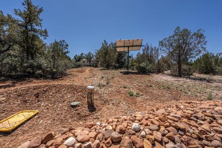 Stunning Off-Grid Remote Mountain Home - image 10