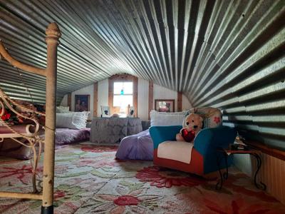 Adorable off grid Tiny Home - image 27