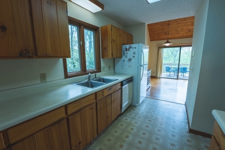 Mountain Chalet for Sale at Auction in Seven Devils NC - image 2