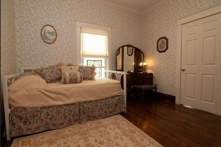 VRBO or Beautiful Historical Residential Home in Resort Area - image 22