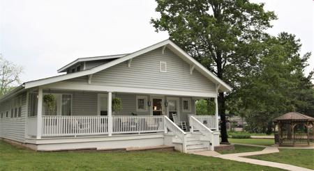 VRBO or Beautiful Historical Residential Home in Resort Area - image 1