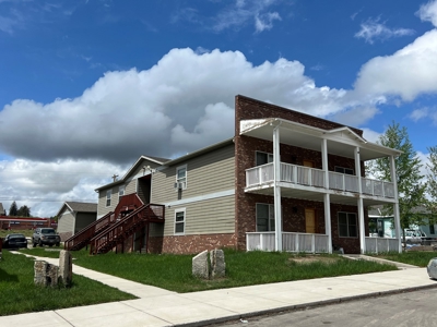 Prime Investment Opportunity: 8-plex apartment with garages - image 3