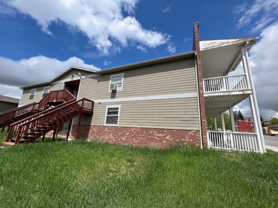 Prime Investment Opportunity: 8-plex apartment with garages - image 6