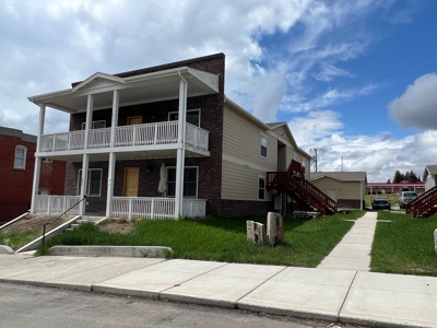 Prime Investment Opportunity: 8-plex apartment with garages - image 2