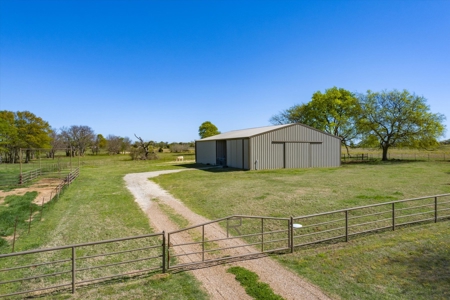 Home with Barn for Sale in Canton, Texas - image 5