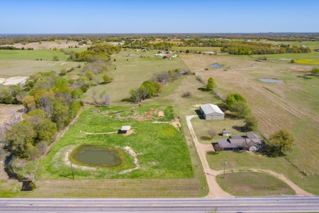Home with Barn for Sale in Canton, Texas - image 3