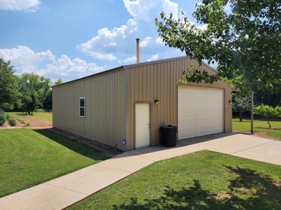 Country Home & Shop on 4 Acres – Poteau, Oklahoma - image 9