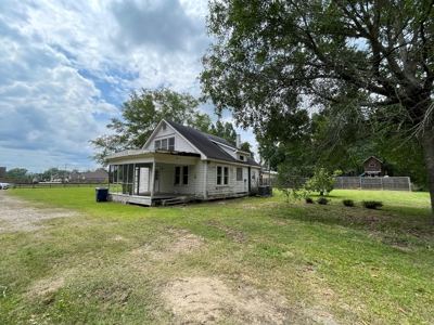 Investor Special: Charming Farmhouse in Lumberton, TX - image 7