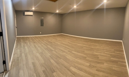 Newly remodeled HOME for SALE in TOWN - image 34