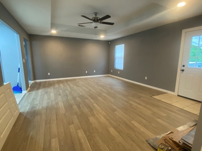Newly remodeled HOME for SALE in TOWN - image 22