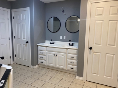 Newly remodeled HOME for SALE in TOWN - image 25