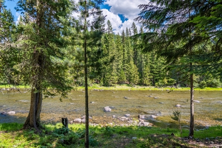 Here is your private getaway on the Yaak River! - image 42