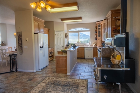 Luxury Off-Grid Home for Sale in Westcliffe Colorado - image 11