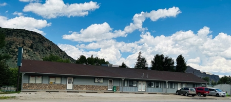 Prime Commercial Building Plus Residential Rental Units! - image 1