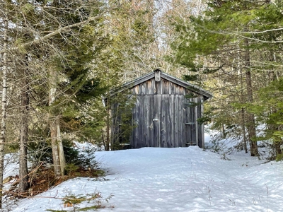 Yurt with Nearby Lake Access - image 6