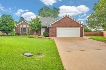 Home For Sale In Sayre, Oklahoma - image 3