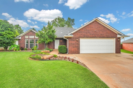 Home For Sale In Sayre, Oklahoma - image 1