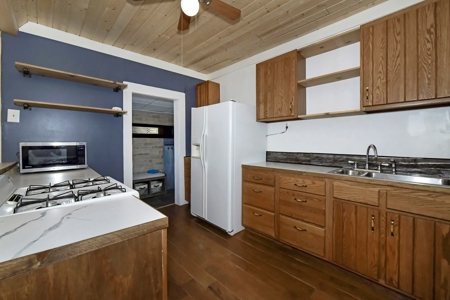 Remodeled bungalow in Downtown Victor Colorado - image 9
