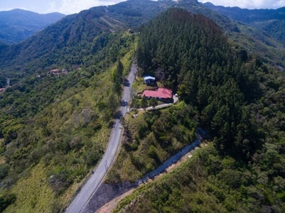 1.47 Hectares Prime land in Altos del Maria with 2 houses - image 1