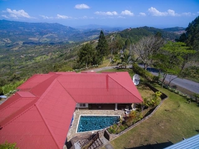 1.47 Hectares Prime land in Altos del Maria with 2 houses - image 2