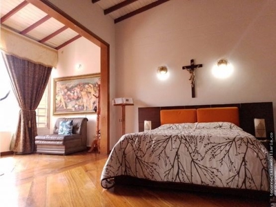 A Classic Gem in the Heart of Laureles: Two-Story Apartment - image 9