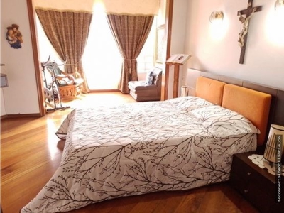 A Classic Gem in the Heart of Laureles: Two-Story Apartment - image 4