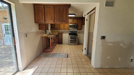 "Beaumont TX Auction: Waterfront Home with Airbnb Potential" - image 30
