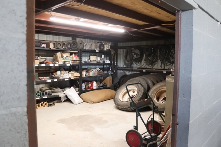 Oilfield Truck Yard/Office/Shop - image 16
