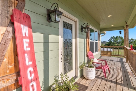 "15-Acre Sour Lake Treasure: Farmhouse, Gardens, and Pond" - image 6