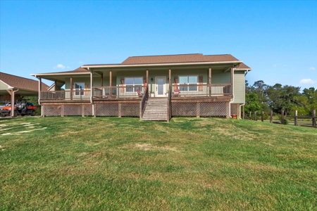 "15-Acre Sour Lake Treasure: Farmhouse, Gardens, and Pond" - image 3