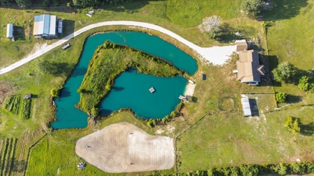 "15-Acre Sour Lake Treasure: Farmhouse, Gardens, and Pond" - image 1