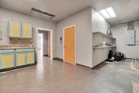 Commercial Property For Sale In Altus, Oklahoma - image 23