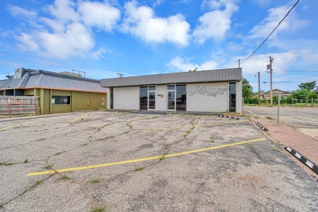 Commercial Property For Sale In Altus, Oklahoma - image 3