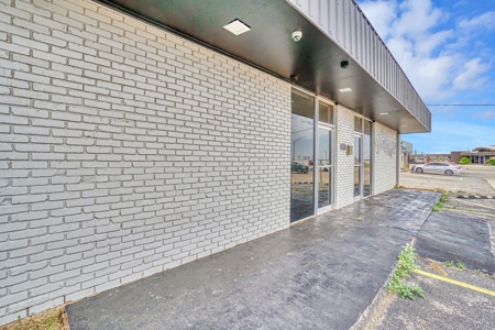 Commercial Property For Sale In Altus, Oklahoma - image 7