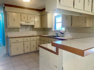 Country Home with 10 Acres in Skidmore - image 12