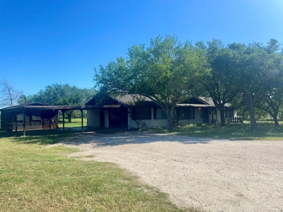 Country Home with 10 Acres in Skidmore - image 5