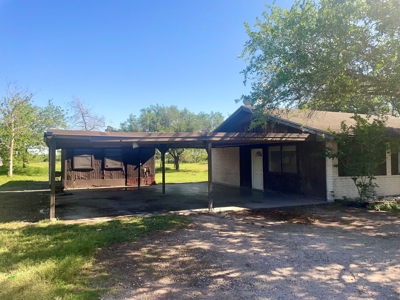 Country Home with 10 Acres in Skidmore - image 4