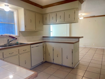 Country Home with 10 Acres in Skidmore - image 13