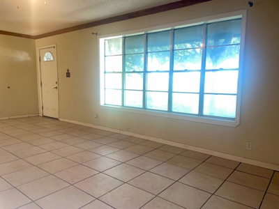 Country Home with 10 Acres in Skidmore - image 8