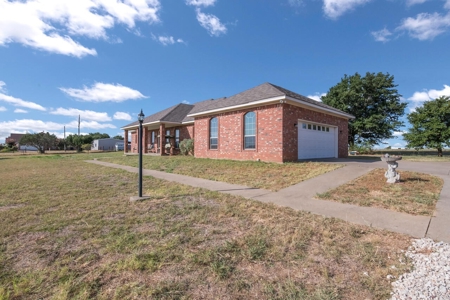Home on Acreage in Crawford, Texas for Sale Crawford ISD - image 2