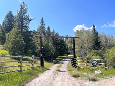 Mountain Log Home with 20+ Acres - image 3