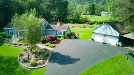 Impressive Cape Cod Country Home - Extra Special Landscaping - image 19