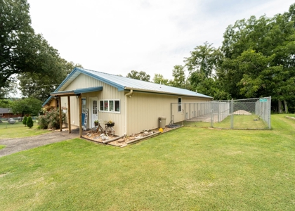 Country Home and Business inside Thayer City Limits - image 22