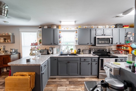 Country Home and Business inside Thayer City Limits - image 15