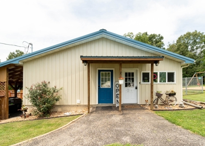 Country Home and Business inside Thayer City Limits - image 21