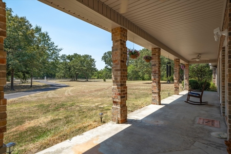 Charming Country Home in Texas - image 15