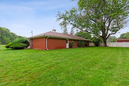 Well-loved brick-built ranch with beautiful country views - image 6